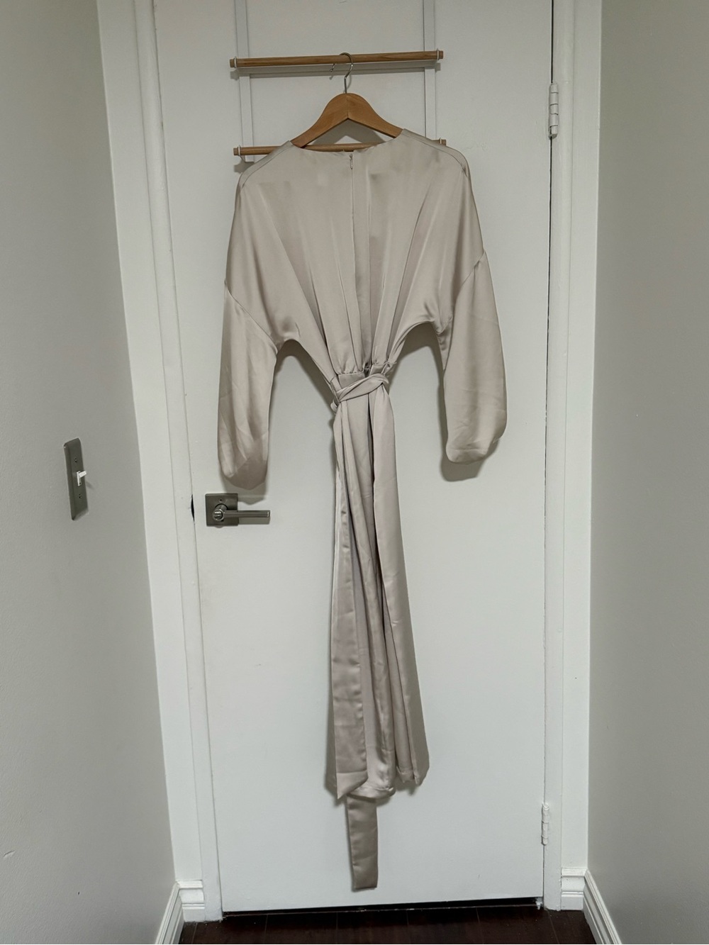 H&M Silky satin midi/maxi cream dress with balloon sleeves and waist tie - Picture 8 of 11